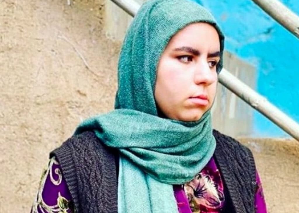 سلفی جالب و زیبای صهبا شرافتی، روناک سریال نون خ مقابل آینه اتاق گریم + عکس