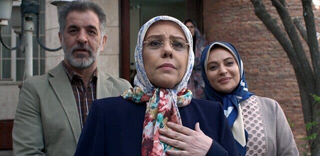 ست بنفش عینک و مانتوی افسانه چهره آزاد بازیگر نقش مینو در “احضار” / چهره اش مثل همیشه مهربونه