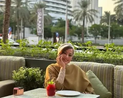 دبی گردی نفیسه روشن با استایلی زمستانی در روزهای گرم تابستان / بلوز بافت با یقه اسکی ! + عکس