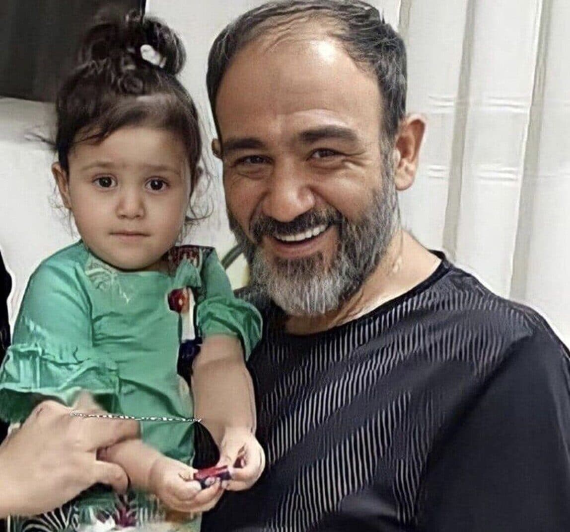 میوه چینی هانا دختر بانمک مهران غفوریان از باغچه کوچک و باصفای حیاطشان+عکس/ بابای پایه یعنی ایشون برا دخترش نردبون شده
