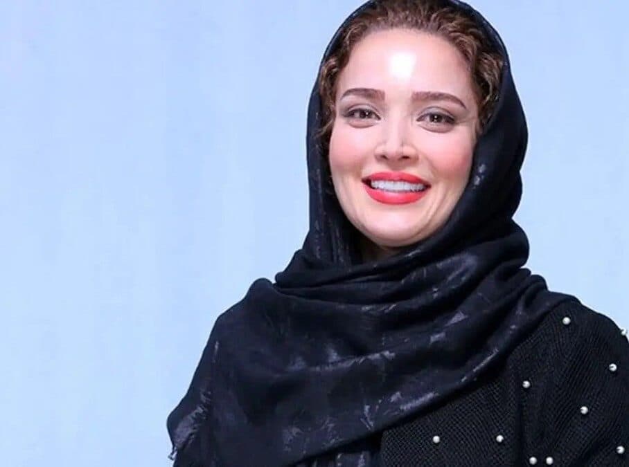 نگاهی به میز کنده کاری شده و گلدان انسان نمای تراس پر از گل و گیاه بهنوش طباطبایی / تراس خودش اندازه یه خونه اس + عکس