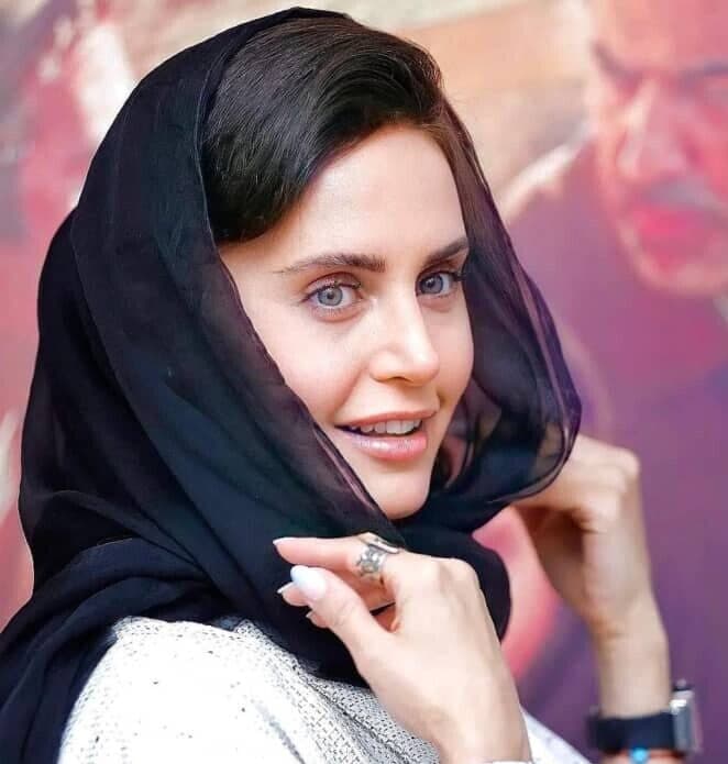 نگاهی به کیک تولد شکلاتی با شمع های 7 رنگ و دراز الناز شاکردوست؛ نشسته بر روی سنگ در میان آب !