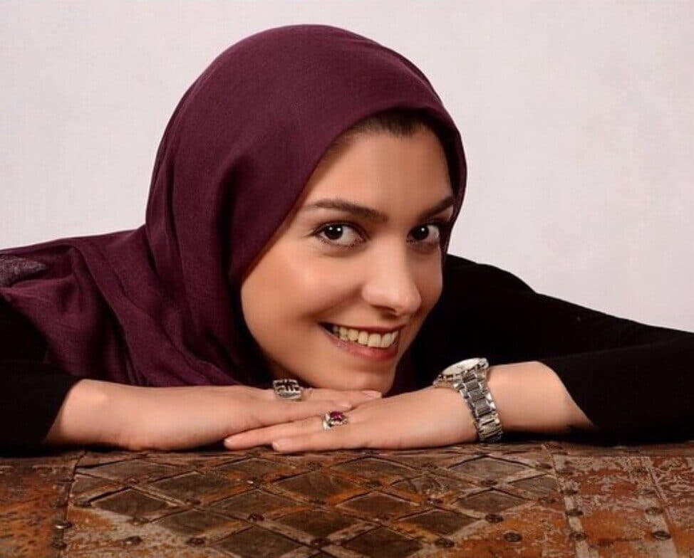عاشقانه های جذاب الیکا عبدالرزاقی و امین زندگانی در استادیوم فوتبال / کودک درون آقای بازیگر خودنمایی کرد !