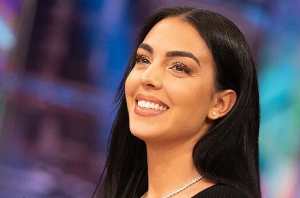 نگاهی به نقاشی پرتره تمام قد جورجینا همسر رونالدو با لباس و تاج ملکه و توپ فوتبال در دست ! / بانو دنیای تناقض رو جا به جا کرد !