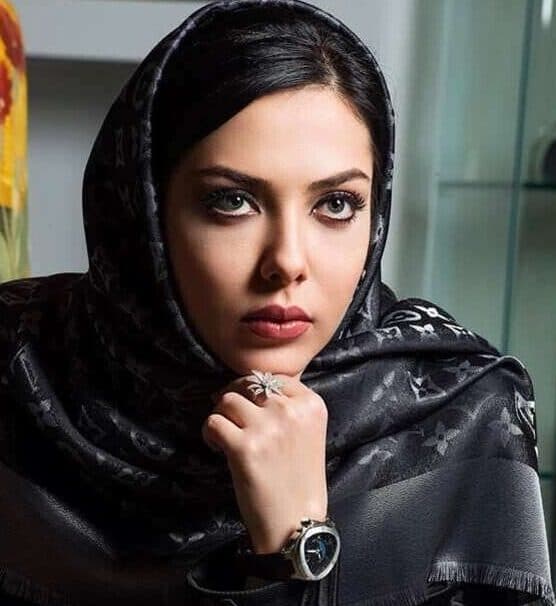 میز عصرانه خوشمزه و اعیانی لیلا اوتادی بازیگر سریال گاندو / از قهوه با آرت خاص تا نان کروسان و شکلات و…