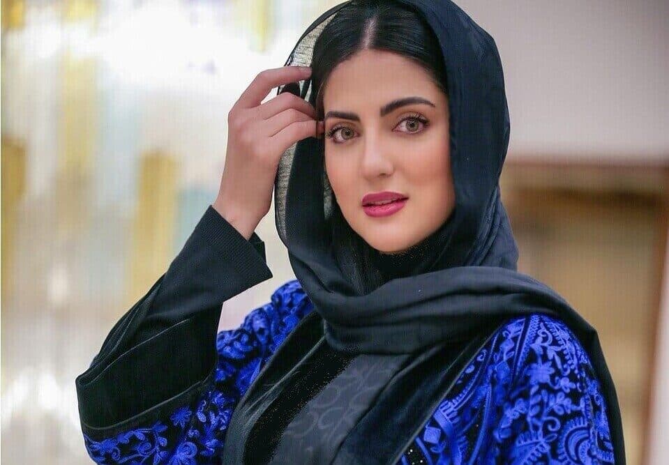 نگاهی به کیک تولد هفت رنگ هلیا امامی با دیزاین فشفشه/ دکوراسیون خونه اصیلش فوق العادست+عکس