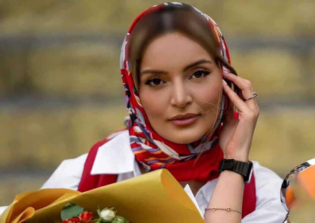 چیدمان ساده و شیک میز تولد نیلوفر پارسا، بیتای سریال آوای باران با کیک تولد خوشگل و کاراملی
