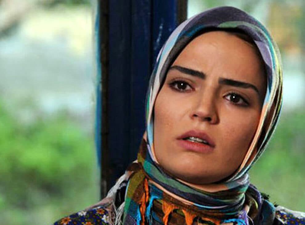 عکس زیبای بازیگر آوای باران با یک تیپ متفاوت