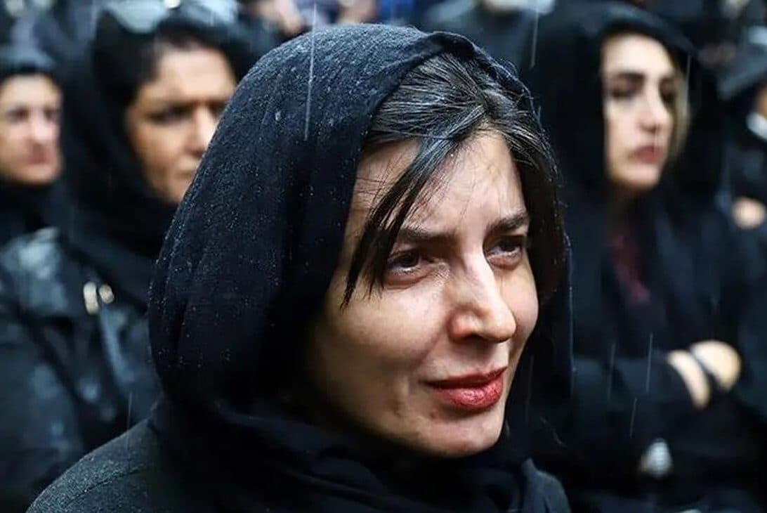 تلخ ترین دیدار لیلا حاتمی با مادرش / مراسم خاکسپاری زری خوشکام + فیلم