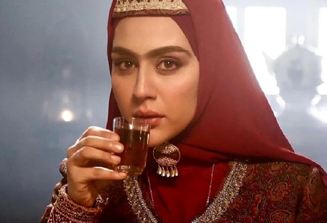 تیپ و چهره جدید «گلنار» سریال گیلدخت در پشت صحنه یک نمایش