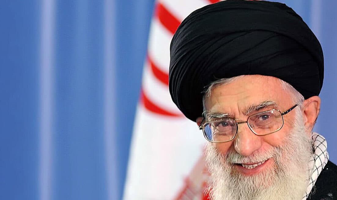 شعرخوانی مرد عاشق پیشه برای همسرش در حضور رهبر معظم انقلاب/ تو زیبایی ولو با اشک اما گریه را بس کن + فیلم