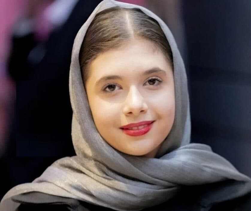 حضور عجیب دختر جوان آقای بازیگر با 4 محافظ؛ مراقبت از نفس در بین مردم! + فیلم