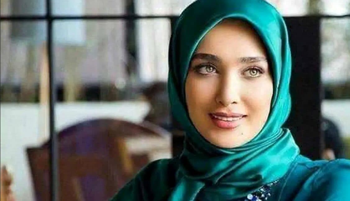 عکس جدید آناشید حسینی در عزاداری محرم / خانم مدل در ناراحت ترین حالت هم زیباست !