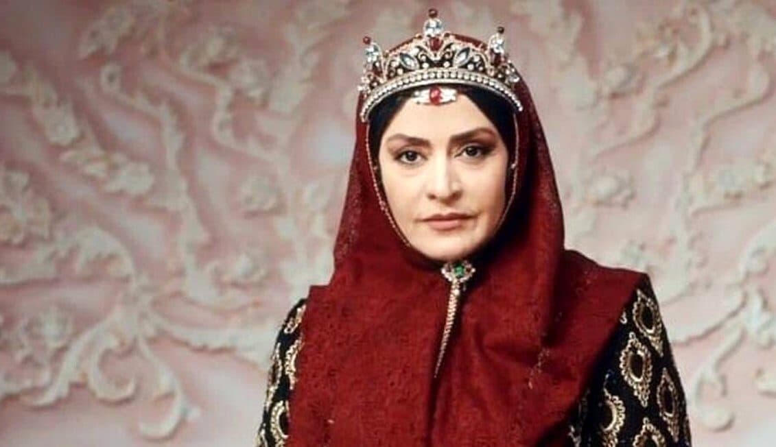 نگاهی به مانتو و پیراهن اصیل مریلا زارعی، مهدعلیای سریال جیران با الهام از معماری و نقوش ایرانی/ مثل همیشه باوقار+عکس