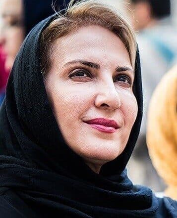 قابی دلهره آور از یک مار پیتون روی دوش فاطمه گودرزی، توران سریال لحظه گرگ و میش / علاقه خانوم بازیگر به حیوانات… +عکس