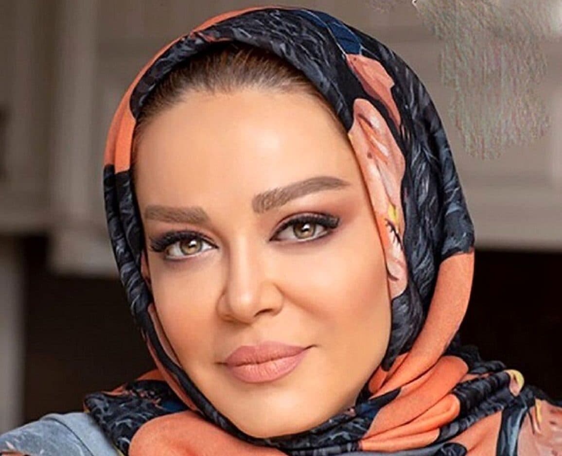 نگاهی به تراس بزرگ و دلباز خانه بهاره رهنما با ستون های کنده کاری شده + عکس