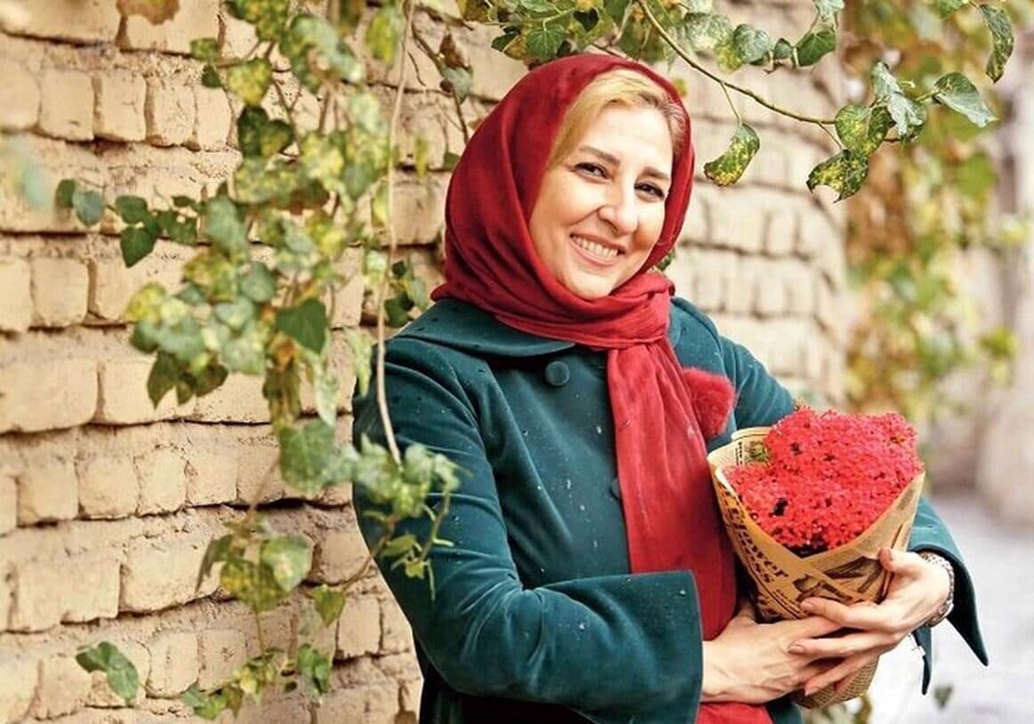 طاقچه قدیمی خانه مرجانه گلچین با دیوار کوب های سنتی و طرح اصیل ایرانی و گل های شمعدونی + عکس