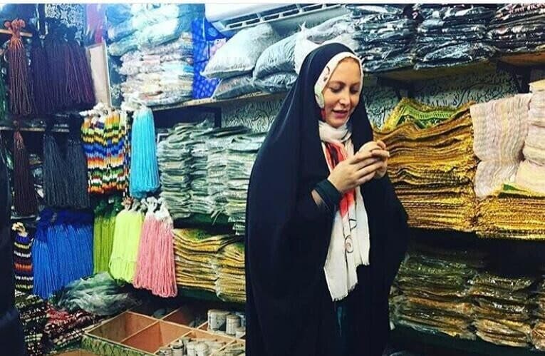 حجاب زیبای فریبا نادری با چادر و علم مذهبی با نوشته لبیک یا حسین(ع) در پیاده روی اربعین کربلا/ زیارت قبول+عکس