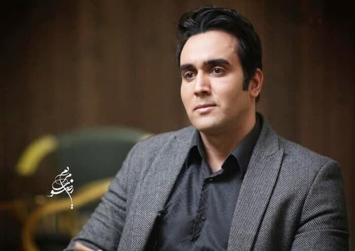 کاغذ دیواری پتینه ای خونه پوریا پورسرخ با ترکیب رنگ همه پسند/ تصویر شکار شده از تولد آقای بازیگر
