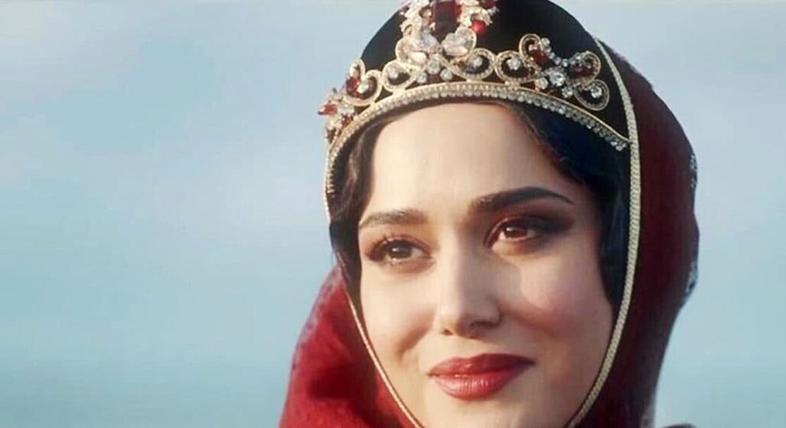 نگاهی به دکوراسیون شیک خانه پریناز ایزدیار / دیزاین با سلیقه و جذاب خانم بازیگر