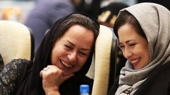 آزیتا حاجیان: من و آقای شریفی نیا یک رابطه خوبی باهم داریم دوستیم برا چی سانسور کنیم/ طلاق یه زمانی وحشتناک بود+فیلم
