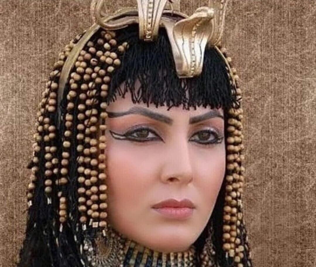 رونمایی بازیگر یوزارسیف از مادر و خواهرانش در یک رستوران مجلل در شمال تهران با مبلمان چوبی/ تصویری دلنشین از رابطه عاطفی مادر و دخترانش، چقدر شبیه هم اند!