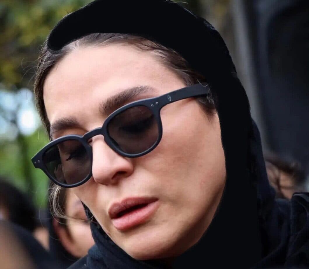اشک های جگرسوز و حال پریشان سحر دولتشاهی در مراسم تشییع هنرمند پیشکسوت ایرانی/ روحش شاد و یادش گرامی+عکس