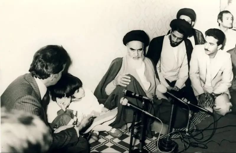 عکس قدیمی لاله و لادن با امام خمینی؛ باور می‌کنید این کوچولوها همان دوقلوهای مشهور هستند؟!