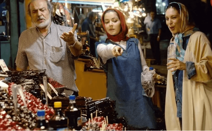 «ایرج قادری» و «افسانه بایگان» در حال خرید لواشک! این تصویر عجیب از کجا آمد؟