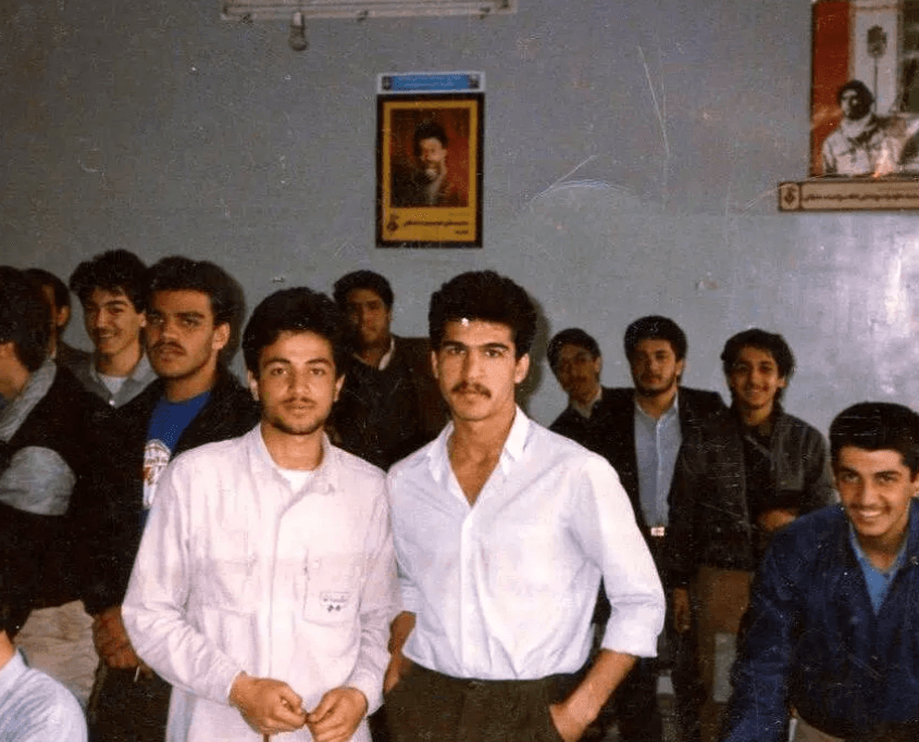 عکس عجیب «حسن جوهرچی»؛ بازگشت به سال ۱۳۶۵ و خاطره‌بازی در کلاس دبیرستان!