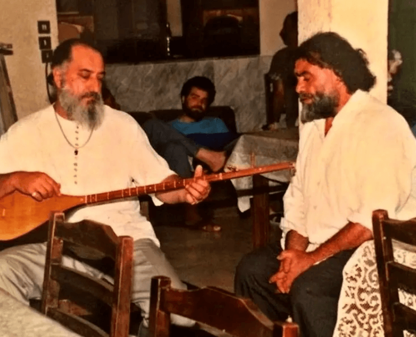 تصویری از گذشته! داریوش ارجمند با دوتار در پشت صحنه سریال «امام علی (ع)» غوغا کرد!