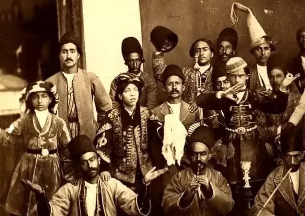 عکسهای دیدهنشده از ایران قدیم؛ اجرای نمایش در حیاط کاخ گلستان عصر مظفرالدین شاه