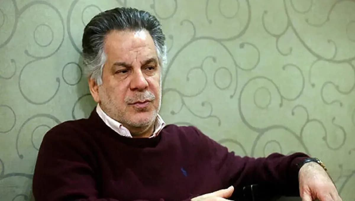 عکس خاطرهانگیز فردین پس از کسب جایزه سپاس بهترین بازیگر سال ۱۳۴۸