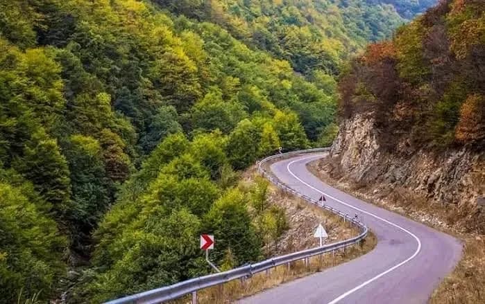عکسهای دیدنی از سفر زمان؛ کامیونهای قدیمی در جادۀ مازندران 93 سال پیش
