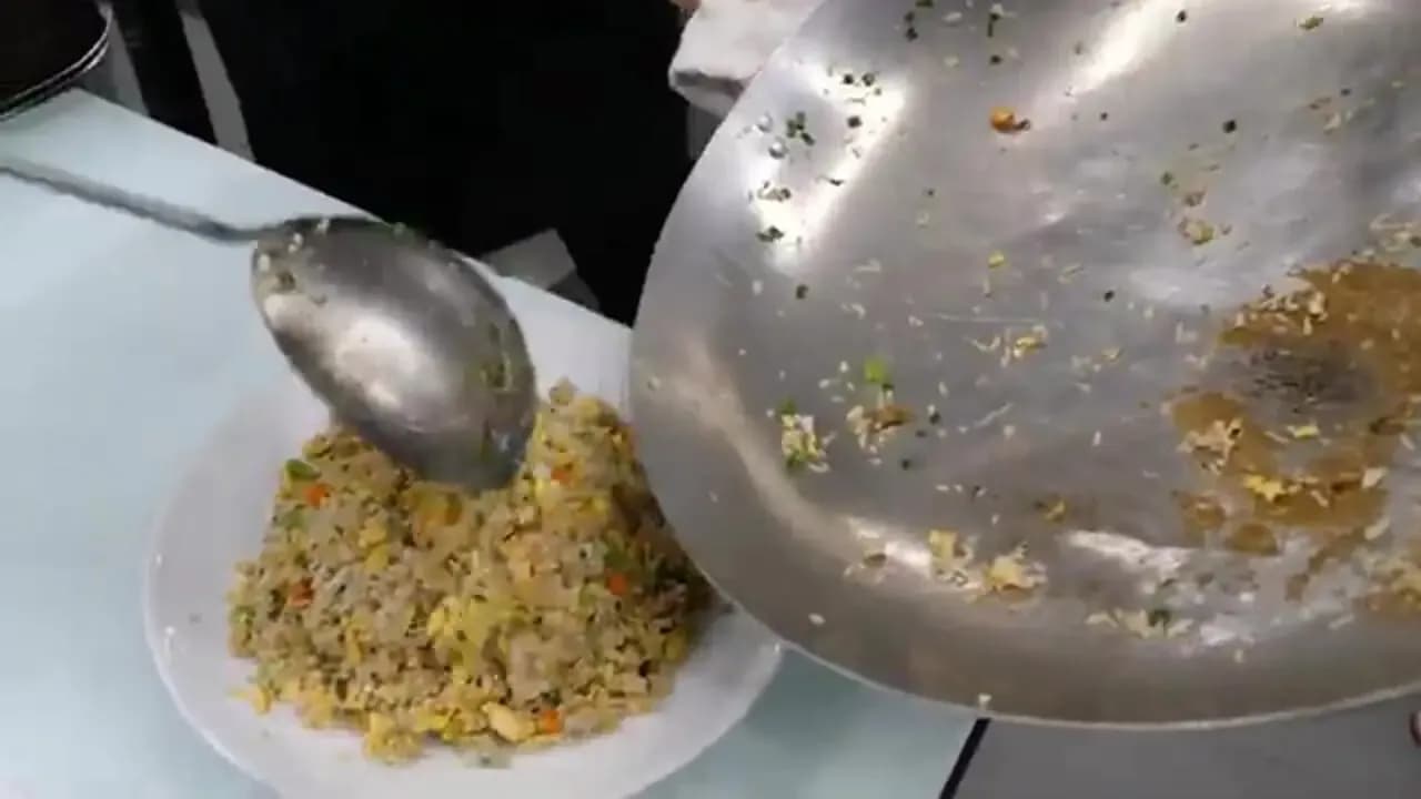 غذای خیابانی عجیب ویتنام؛ پخت غذا با ایزوپاد غولپیکر در هانوی