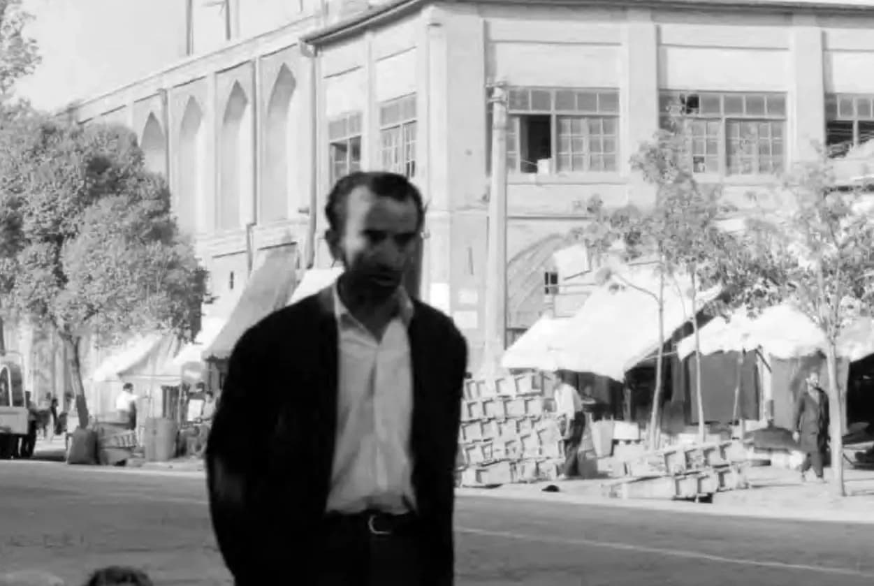 تصویری جالب از عبور مرد و گوسفندان از خیابان سیروس تهران؛ 65 سال پیش