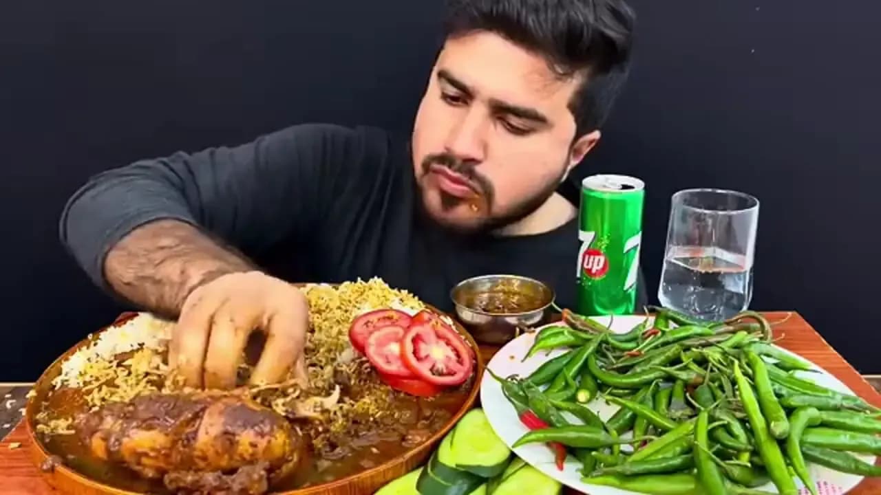 خوردن 3 کیلو چلو مرغ به سبک جوان پاکستانی؛ نمایشی خاص از غذا خوردن