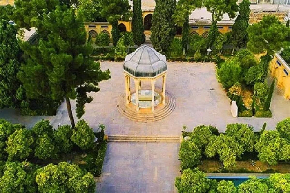 ستارگان ابدی: سلبریتیهای دیار باقی در کنار حافظ