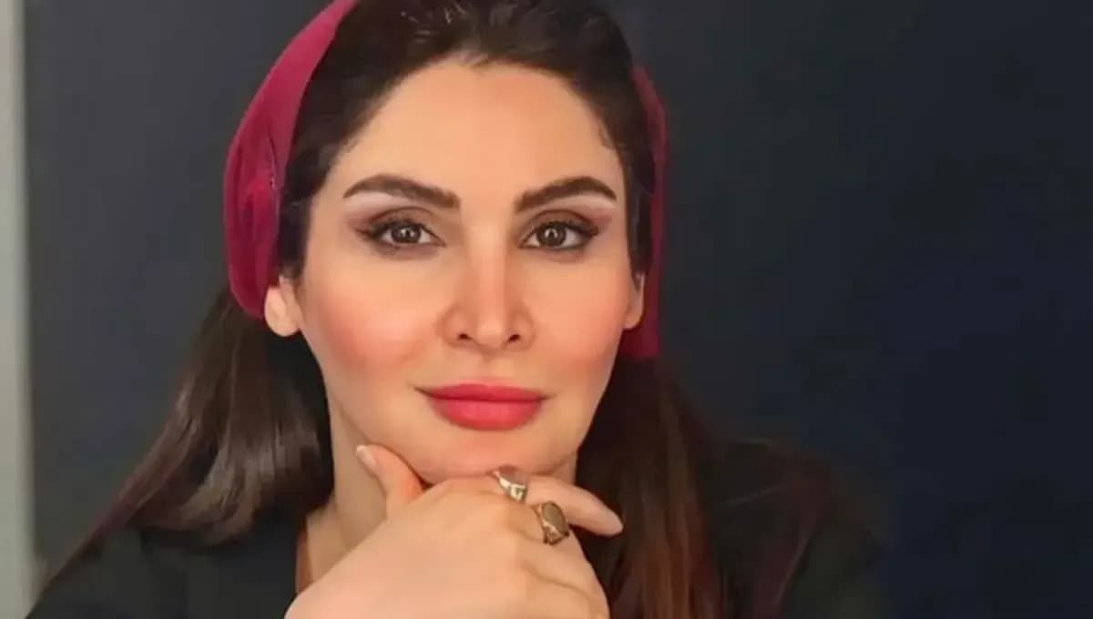 عکس پشتصحنه نورا هاشمی؛ دختر مهدی هاشمی در آینه اتاق گریم
