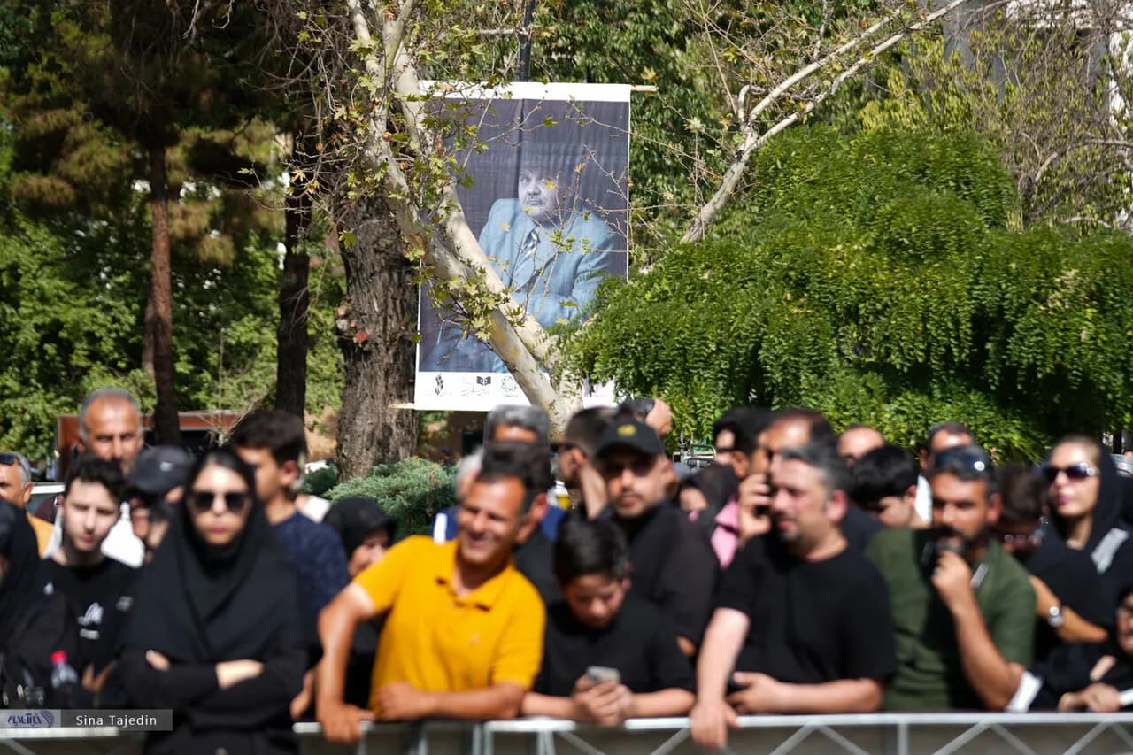 ببینید| وداع باشکوه با اکبر عبدی در حضور ستارههای سینما