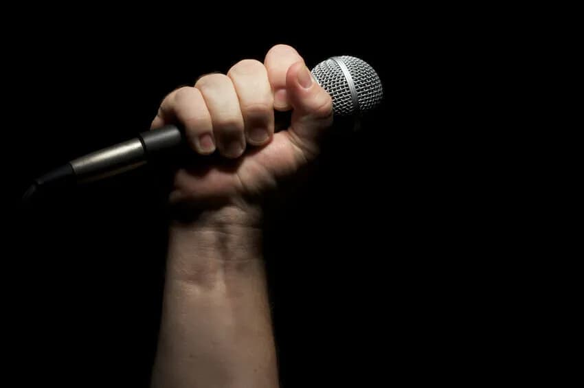 مداح معروف: تاج و تخت شما را با چک و لگد بچه حزباللهیها عوض نمیکنم!