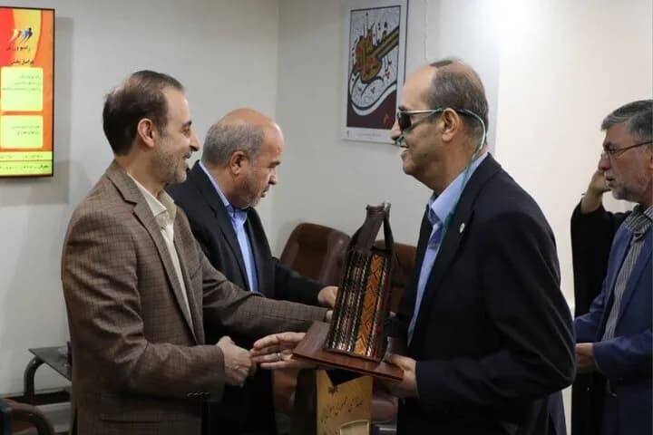 ایستادگی خستگیناپذیر برنامهساز روشندل ایثارگر در رادیو ورزش