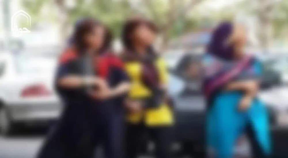 اعتراض روزنامه همشهری به بدپوششی در معابر و سواحل؛ واکنش پلیس و دادستانی کجاست؟