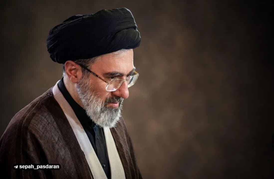 تصاویر دیدهنشده از حضور آیتالله سید مجتبی خامنهای در نماز جمعه نصر