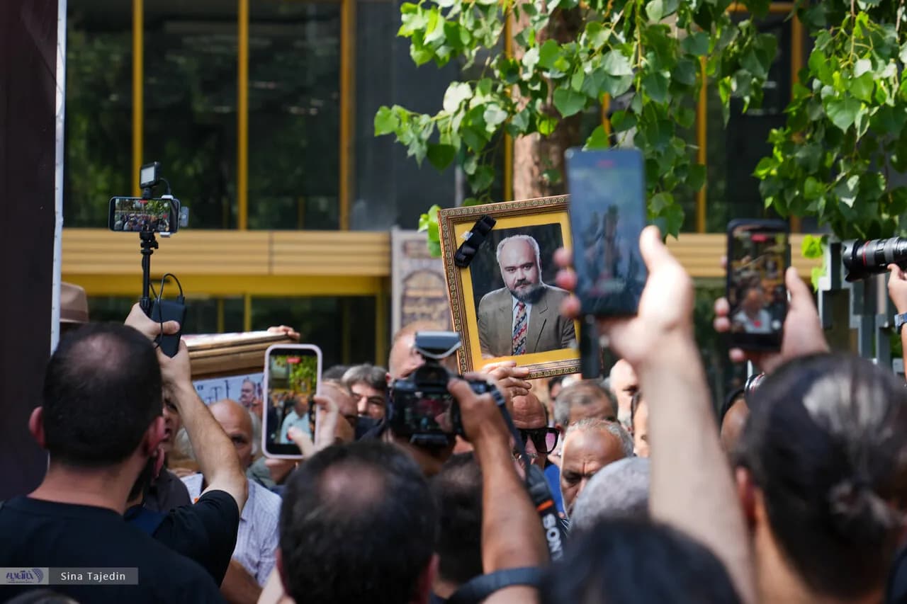 دختر اکبر عبدی: تاج گل پدرم را به لبخند بیماران پروانهای بدل کنید