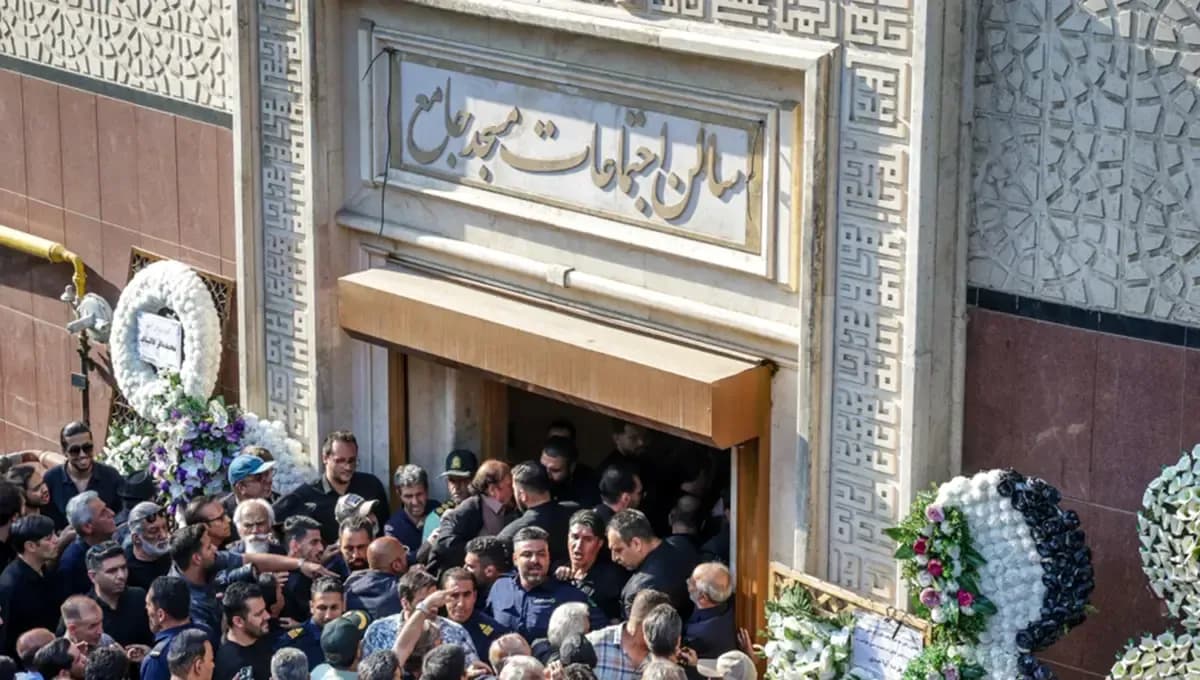 تصاویر مراسم یادبود اکبر عبدی در مسجد جامع شهرک غرب
