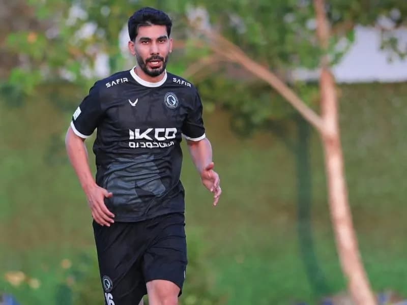 لباس شماره 10 فیروزهای مهاجم پرسپولیس به تن کرد