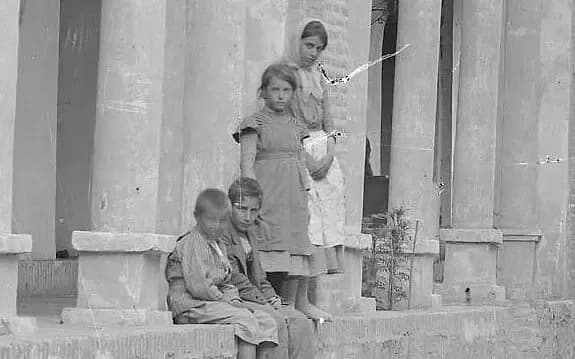 تصویری بینظیر از عمارت تاریخی قاجار میان طبیعت باشکوه