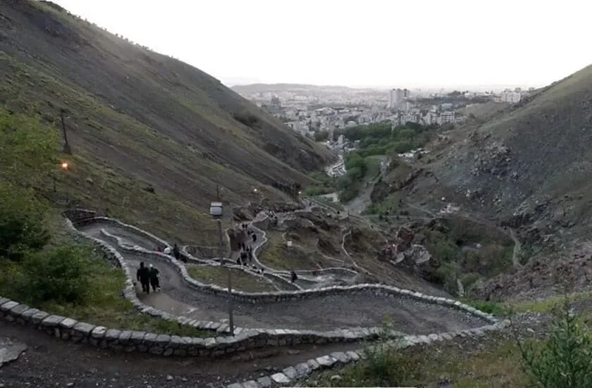 عکس قدیمی: مرد روستایی و قاطر در طبیعت بکر شمال تهران