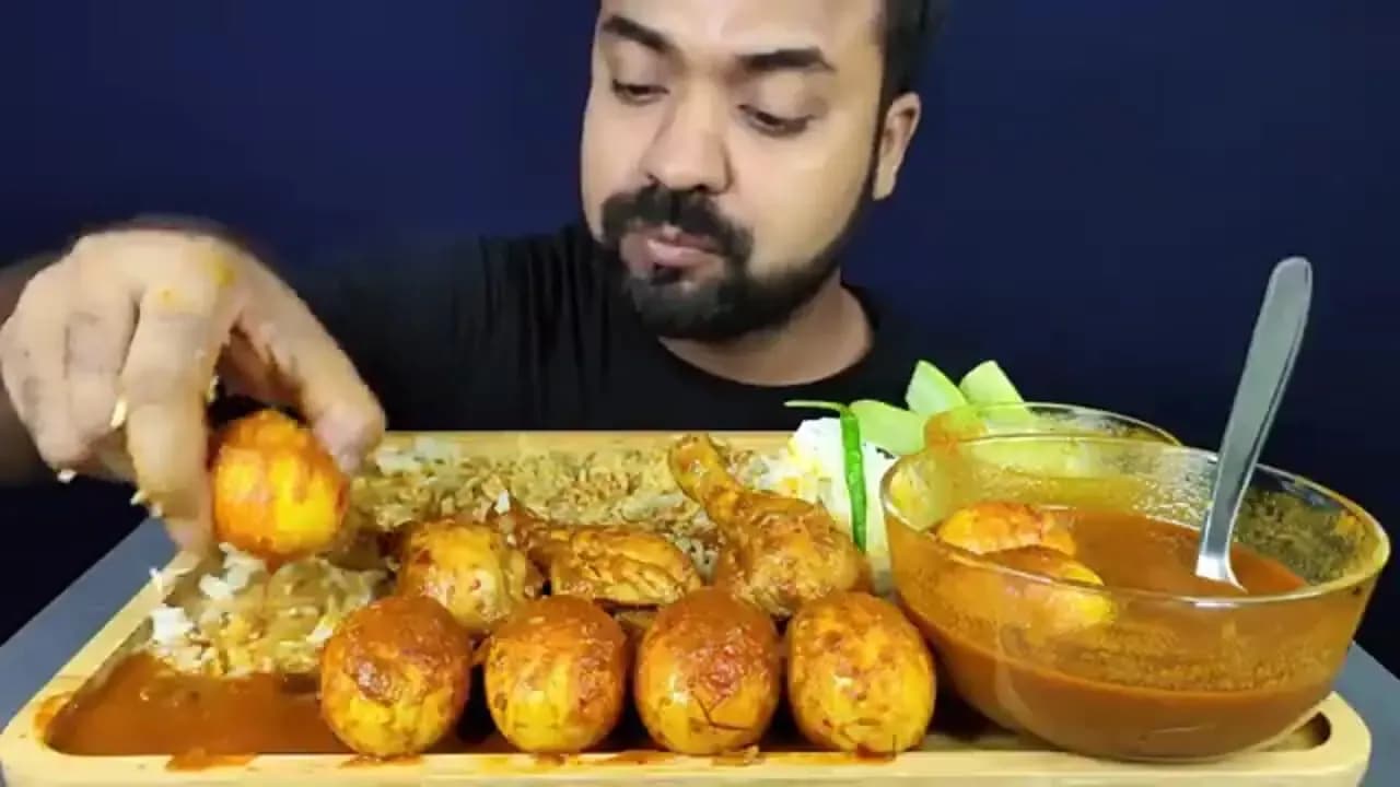 غذا خوردن با صدا: چالش بزرگ خوردن ران مرغ و تخم مرغ به روش جذاب جوان بنگلادشی